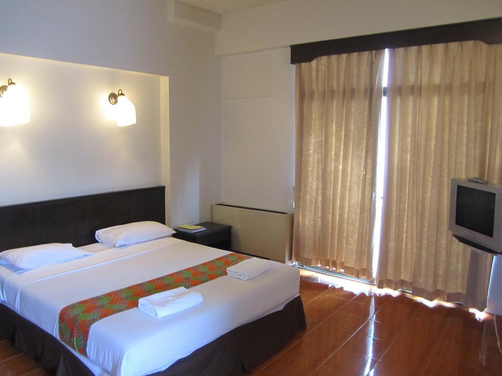 Rome Place Hotel Phuket Exteriör bild